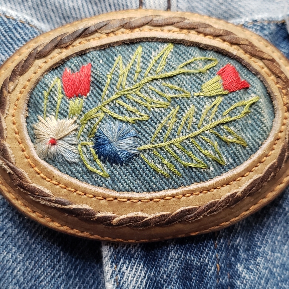Embroidered Buckle - Picture 3 of 4